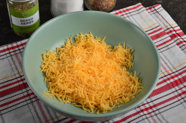 Zucchini baked with suluguni - a spicy and aromatic snack