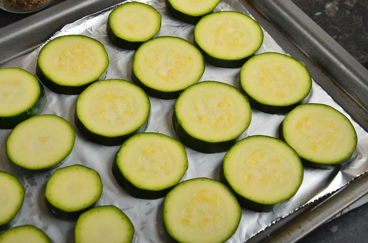 Zucchini baked with suluguni - a spicy and aromatic snack