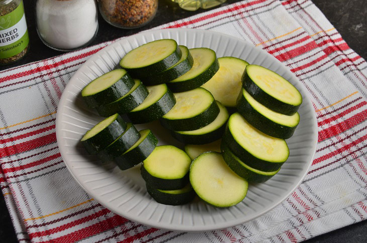 Zucchini baked with suluguni - a spicy and aromatic snack