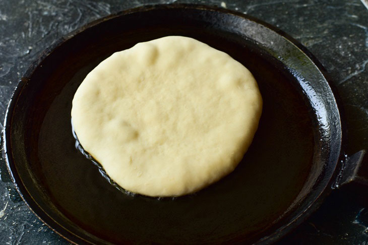 Lush cakes on kefir in a pan - cooking them is easy and simple