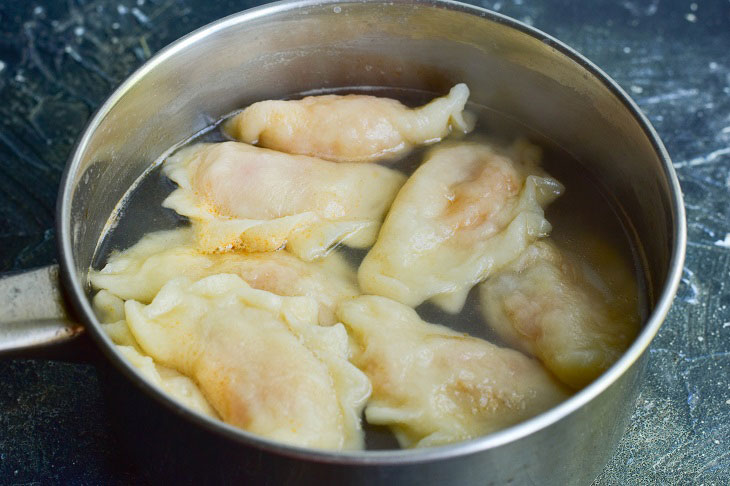 Vareniki with cabbage at home - tasty and satisfying