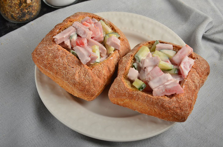 Warm salad in buns - a quick and tasty snack