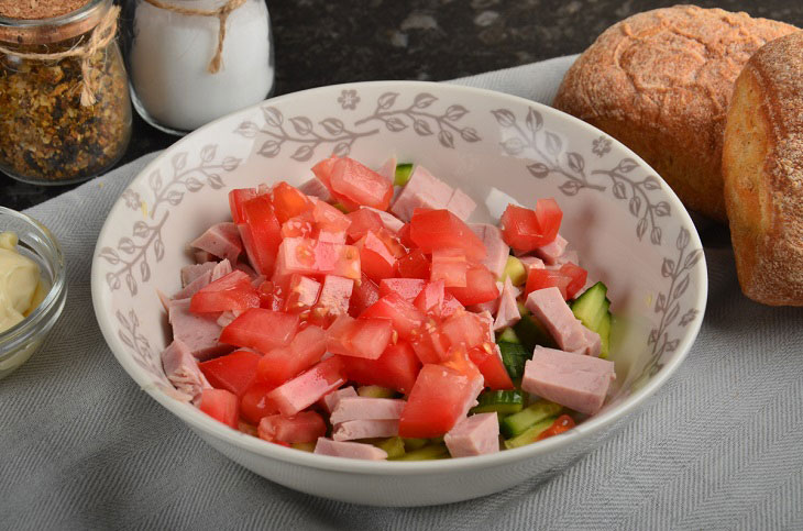 Warm salad in buns - a quick and tasty snack