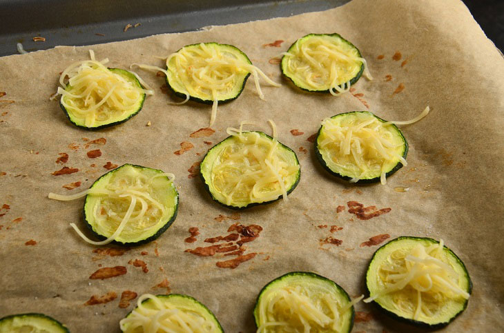 Zucchini chips with cheese - delicious, fragrant and crispy