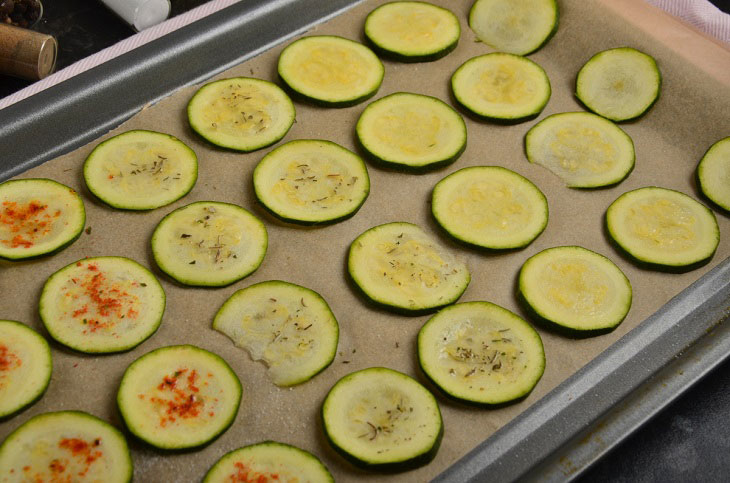 Zucchini chips with cheese - delicious, fragrant and crispy