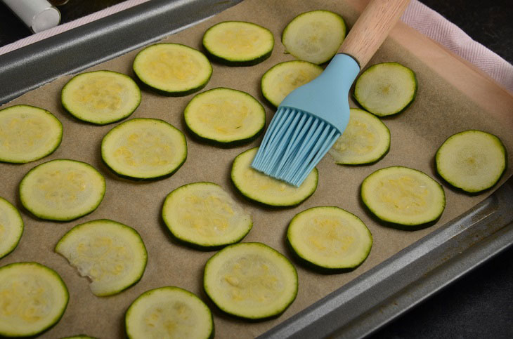 Zucchini chips with cheese - delicious, fragrant and crispy