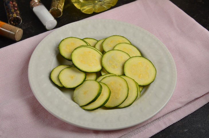 Zucchini chips with cheese - delicious, fragrant and crispy