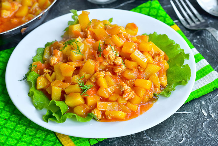 Stewed potatoes with minced meat - a tender and tasty snack without much effort