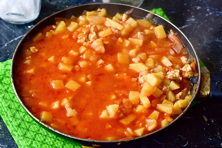 Stewed potatoes with minced meat - a tender and tasty snack without much effort