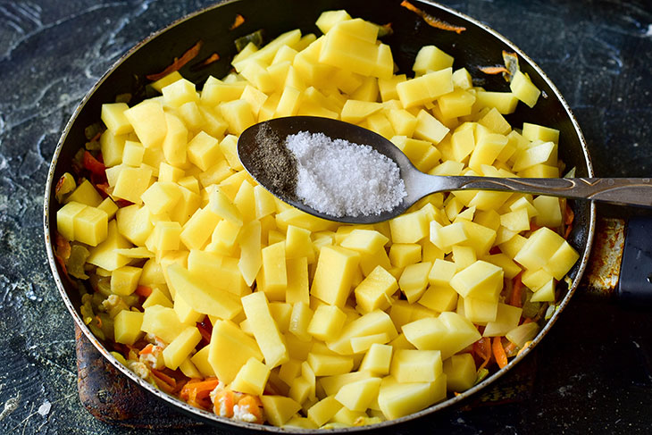 Stewed potatoes with minced meat - a tender and tasty snack without much effort