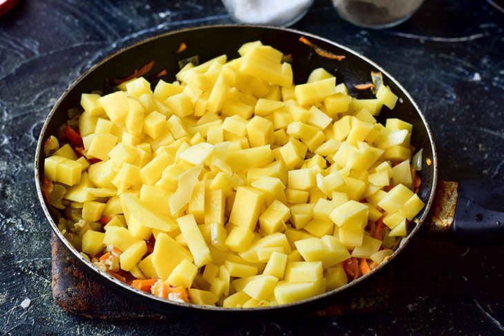 Stewed potatoes with minced meat - a tender and tasty snack without much effort