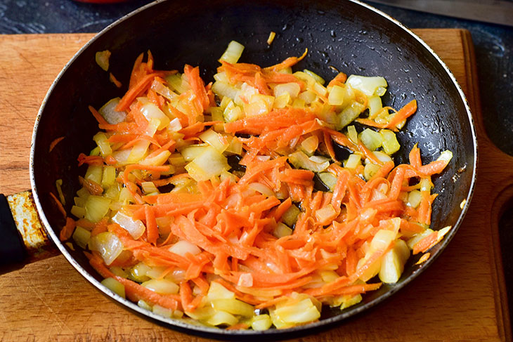 Stewed potatoes with minced meat - a tender and tasty snack without much effort