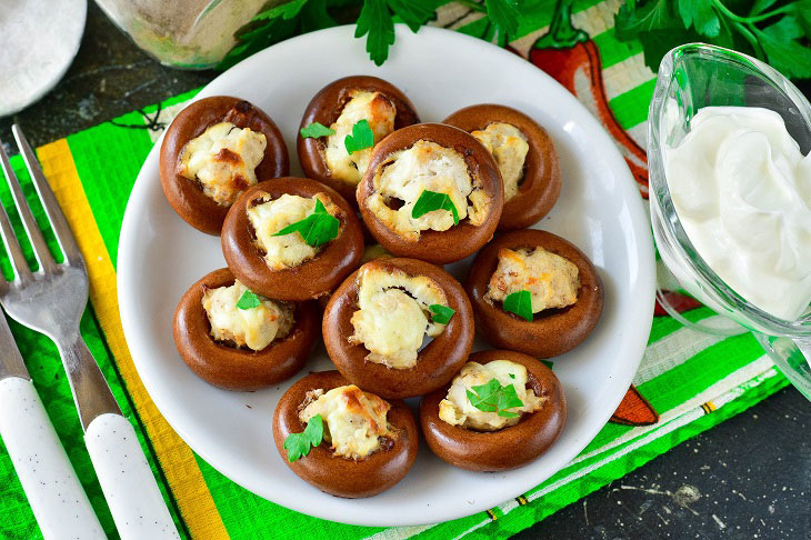 Bagels with minced meat in the oven - an unusual dish for a quick snack