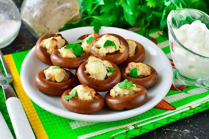 Bagels with minced meat in the oven - an unusual dish for a quick snack