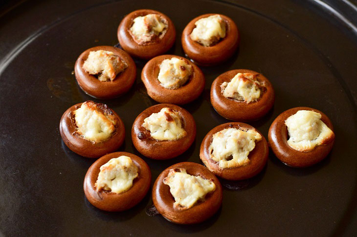 Bagels with minced meat in the oven - an unusual dish for a quick snack