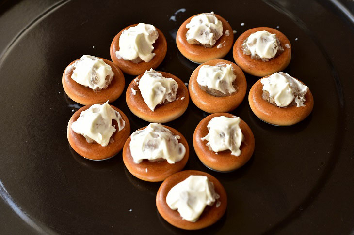 Bagels with minced meat in the oven - an unusual dish for a quick snack