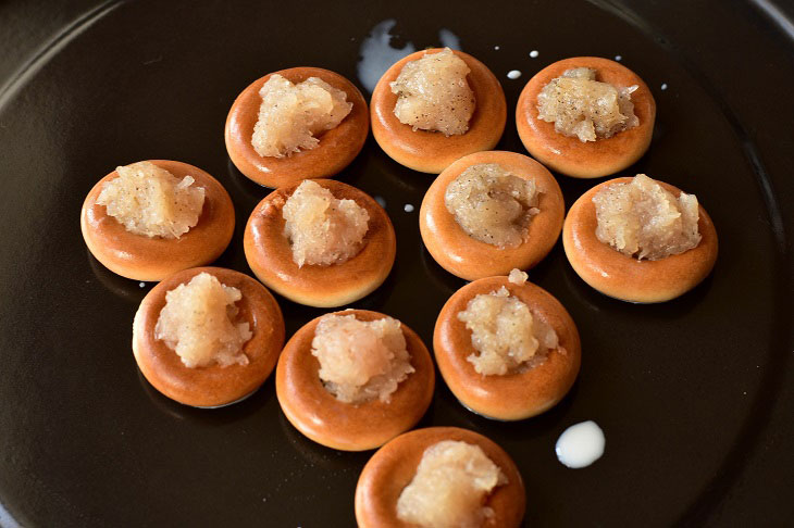 Bagels with minced meat in the oven - an unusual dish for a quick snack