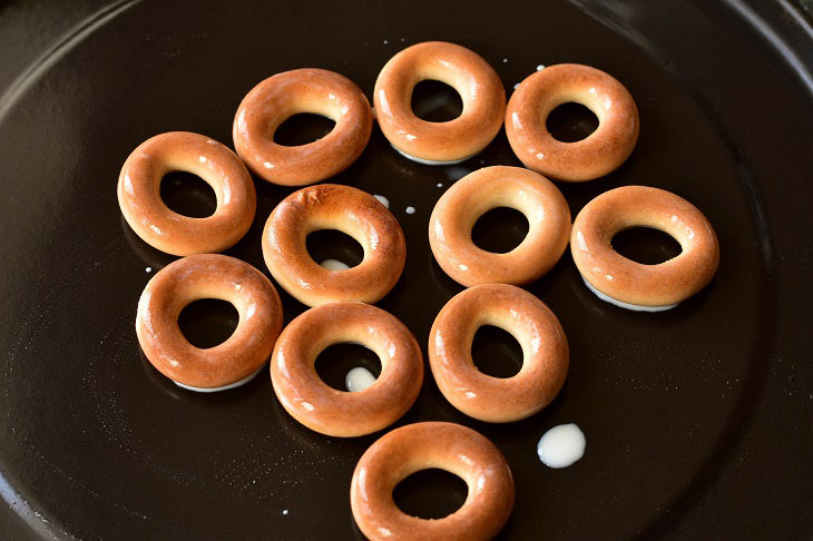 Bagels with minced meat in the oven - an unusual dish for a quick snack