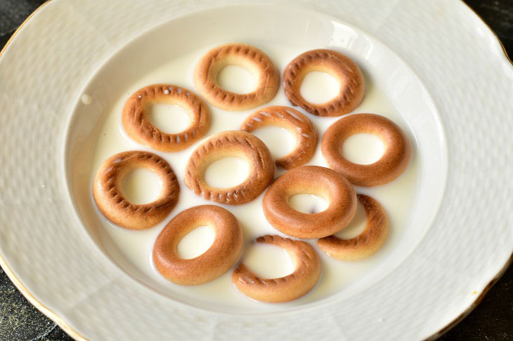 Bagels with minced meat in the oven - an unusual dish for a quick snack