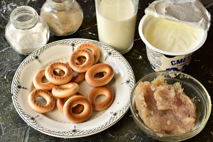 Bagels with minced meat in the oven - an unusual dish for a quick snack