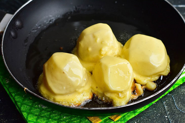 Potatoes in sour cream batter - an interesting snack from available ingredients