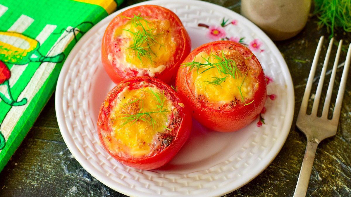 Eggs baked in tomatoes – a bright, simple and satisfying snack