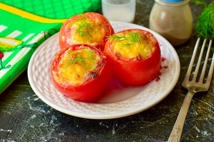 Eggs baked in tomatoes - a bright, simple and satisfying snack