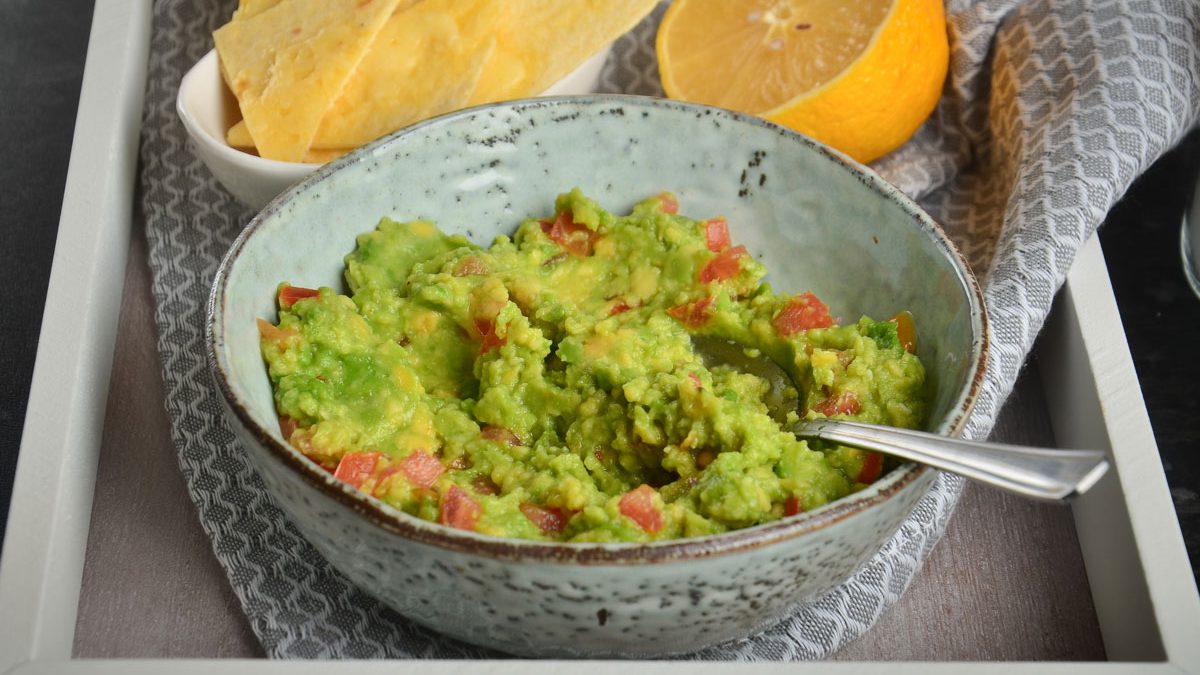 Guacamole with cheese chips – a great snack for a good company