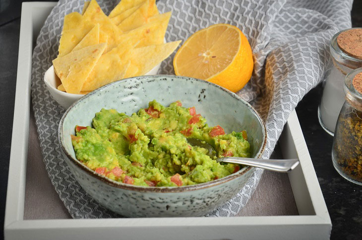 Guacamole with cheese chips - a great snack for a good company