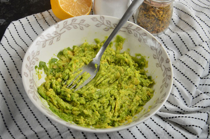 Guacamole with cheese chips - a great snack for a good company