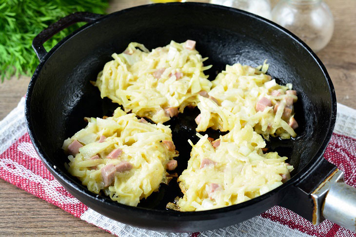 Draniki with sausage - a crispy and fragrant snack