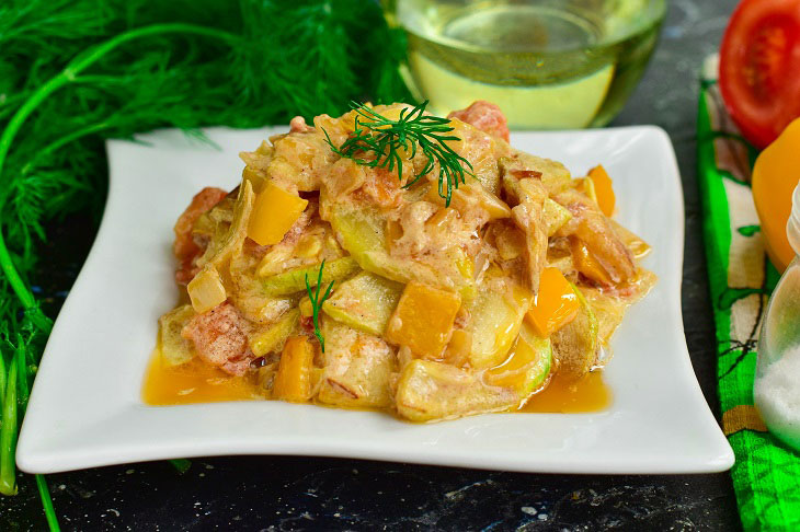 Zucchini stewed in sour cream - a simple recipe for an amazing snack