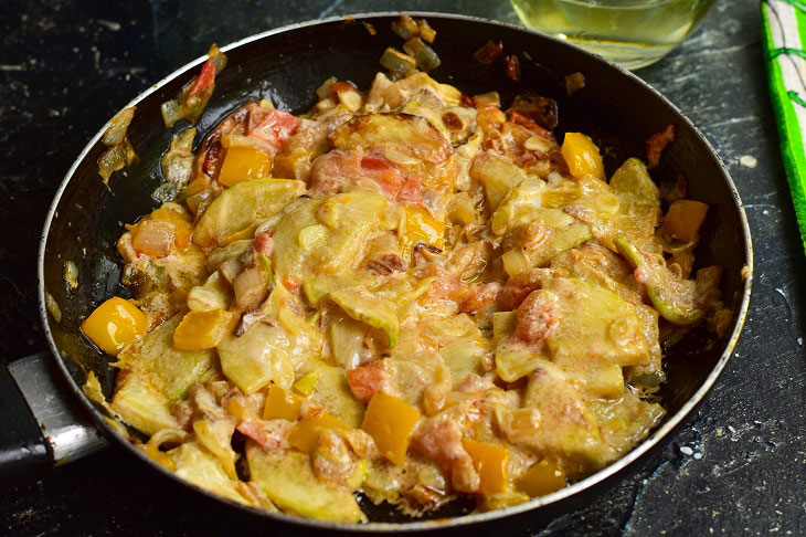 Zucchini stewed in sour cream - a simple recipe for an amazing snack