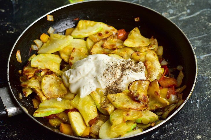 Zucchini stewed in sour cream - a simple recipe for an amazing snack