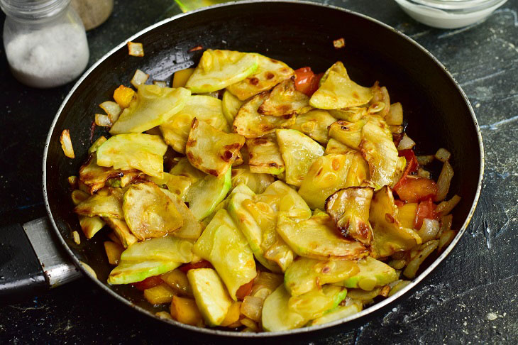 Zucchini stewed in sour cream - a simple recipe for an amazing snack