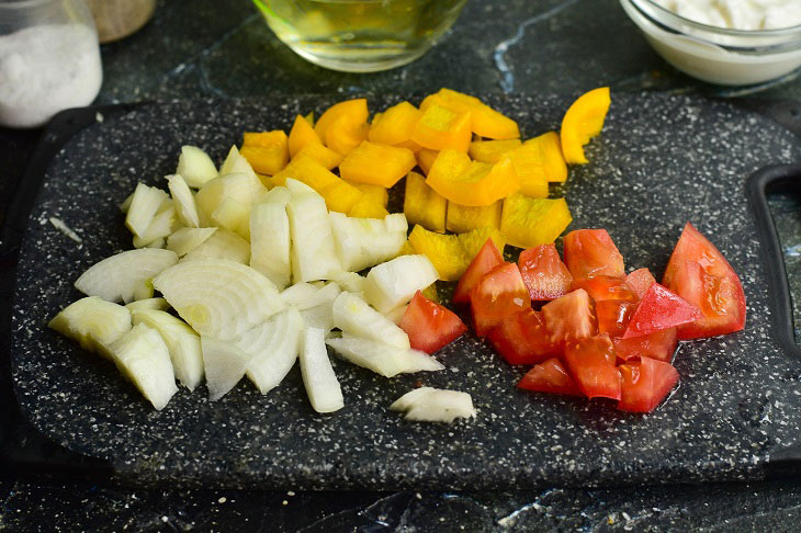 Zucchini stewed in sour cream - a simple recipe for an amazing snack