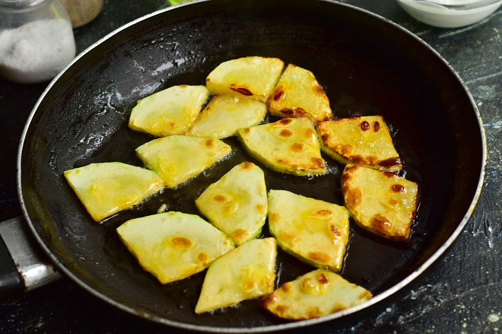 Zucchini stewed in sour cream - a simple recipe for an amazing snack