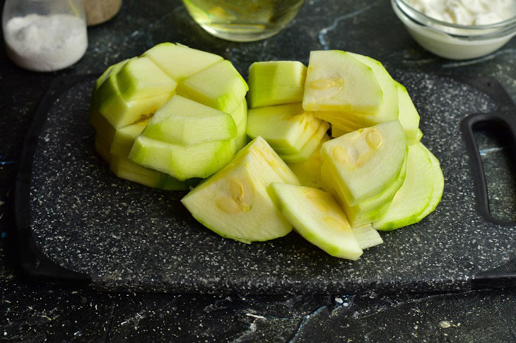 Zucchini stewed in sour cream - a simple recipe for an amazing snack