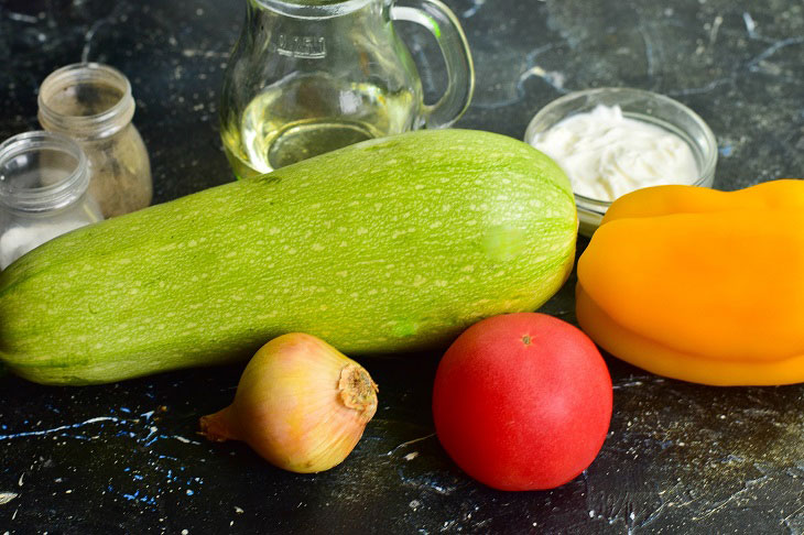 Zucchini stewed in sour cream - a simple recipe for an amazing snack