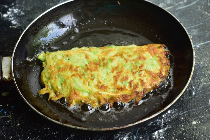 Fake zucchini pasties with cheese - an interesting and tasty snack