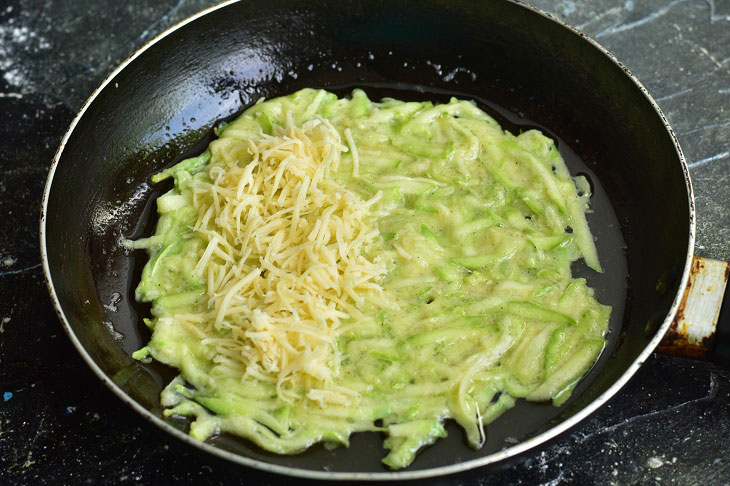 Fake zucchini pasties with cheese - an interesting and tasty snack