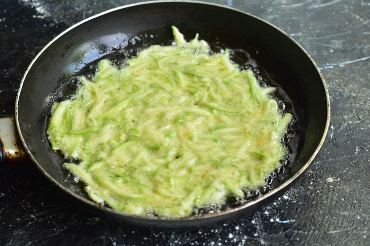 Fake zucchini pasties with cheese - an interesting and tasty snack