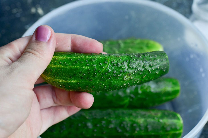 Lightly salted cucumbers in 2 hours - tasty and moderately salty