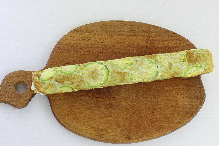 Egg roll with zucchini - an interesting snack from affordable products