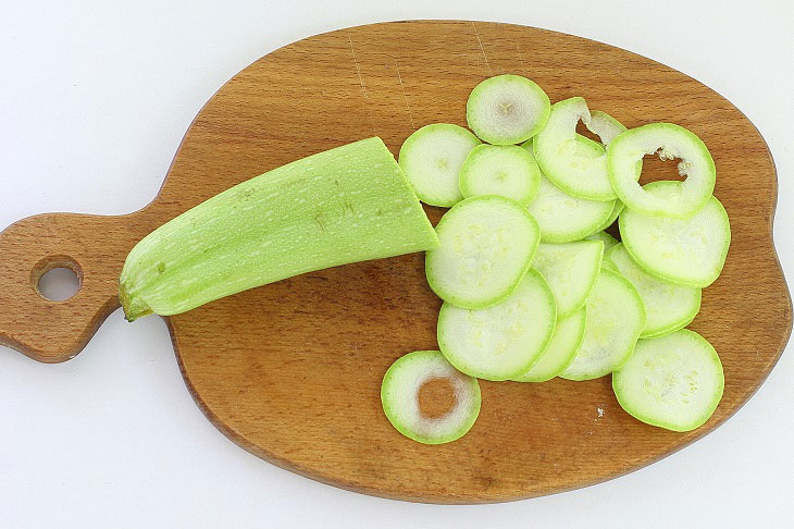 Egg roll with zucchini - an interesting snack from affordable products