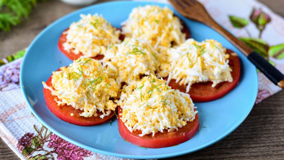 Tomatoes under a fur coat – a quick and tasty snack
