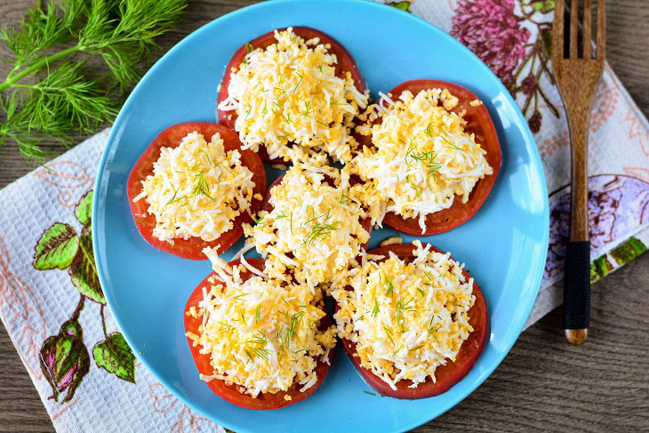 Tomatoes under a fur coat - a quick and tasty snack