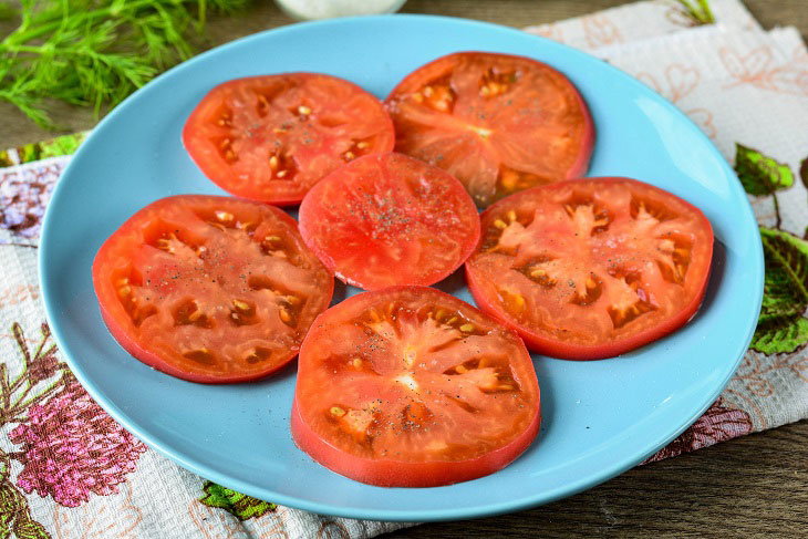 Tomatoes under a fur coat - a quick and tasty snack
