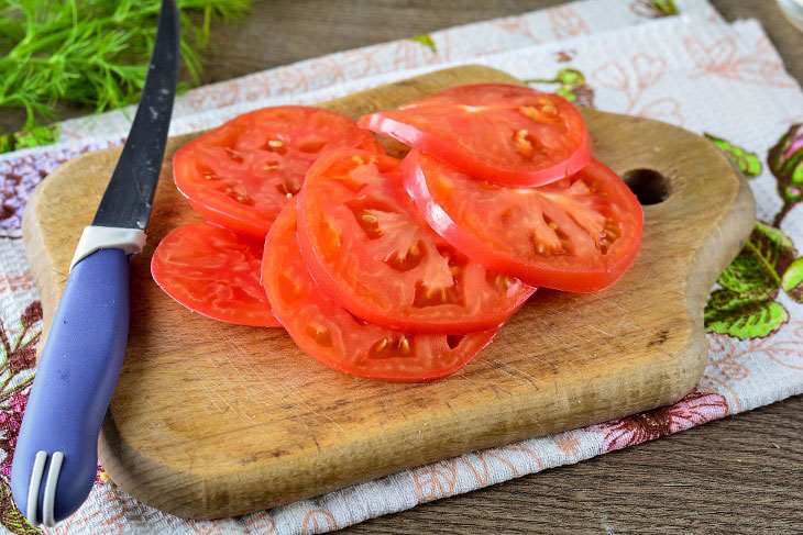 Tomatoes under a fur coat - a quick and tasty snack