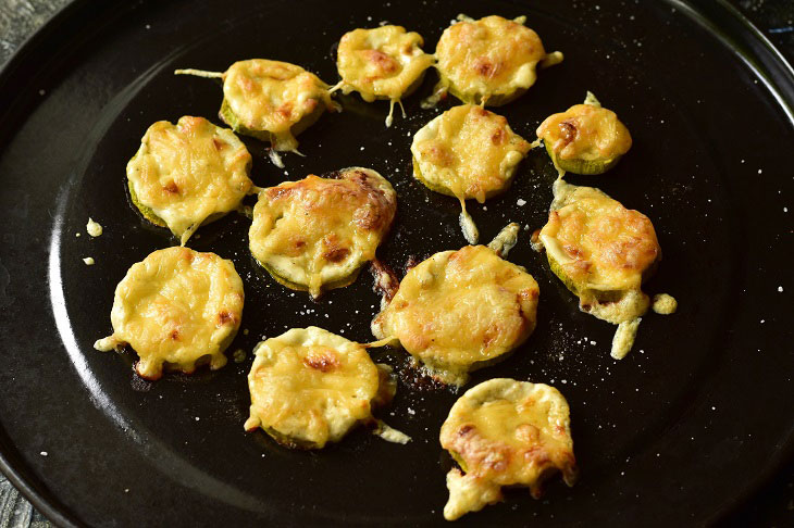 Zucchini with garlic in the oven - juicy and fragrant